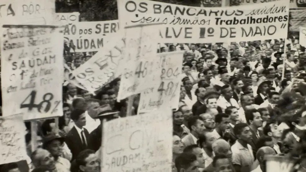 Manifestação de trabalhadores no Rio de Janeiro em 1961 — Foto: Arquivo Nacional via BBC