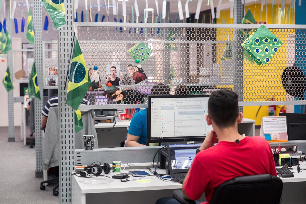Empresas como a startup GetNinjas, em São Paulo, enfeitou o ambiente de trabalho para a Copa do Mundo e permitirá que funcionários assistam aos jogos em casa ou no próprio escritório — Foto: Marcelo Brandt/G1