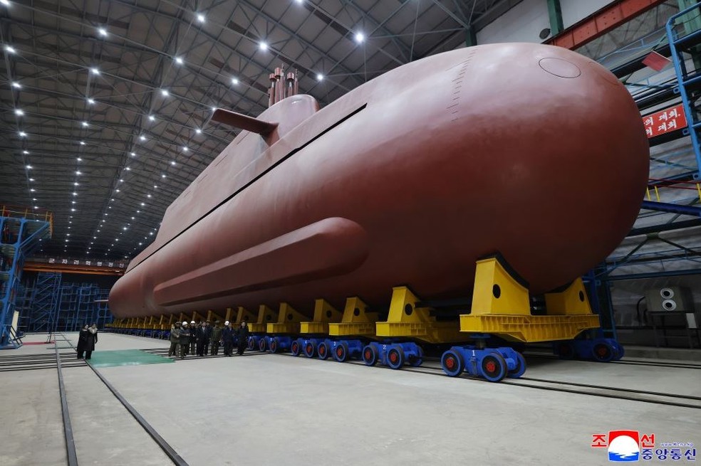 Submarino nuclear norte-coreano em imagem divulgada pela agência de noticias do país. — Foto: KCNA