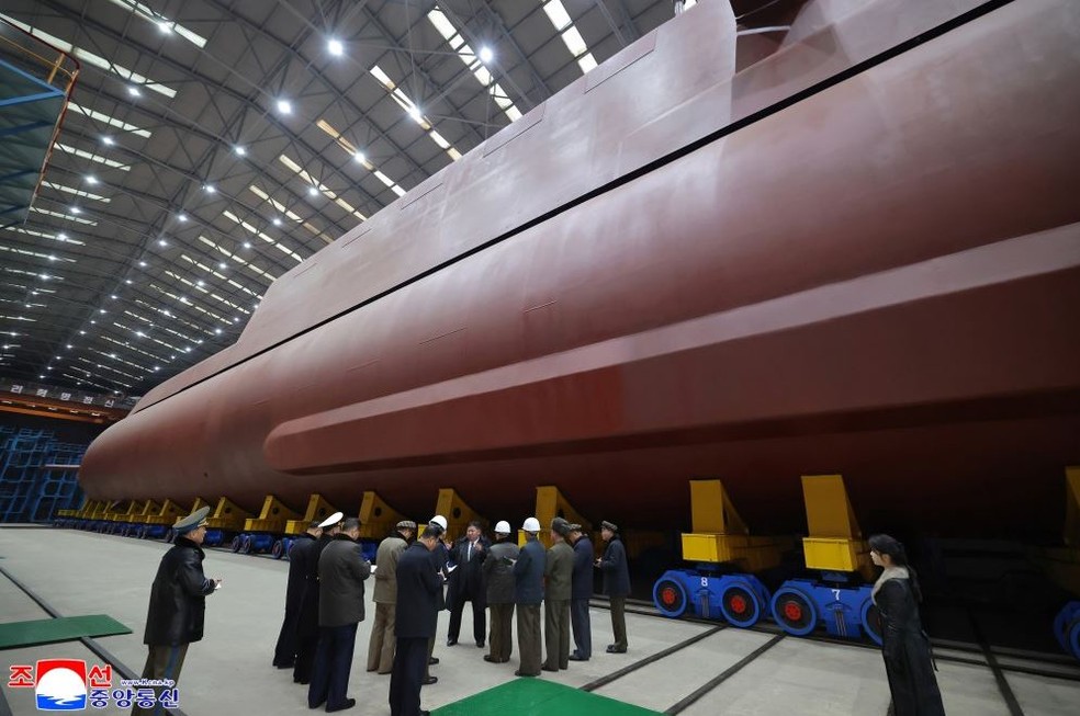 Submarino nuclear norte-coreano em imagem divulgada pela agência de noticias do país. — Foto: KCNA