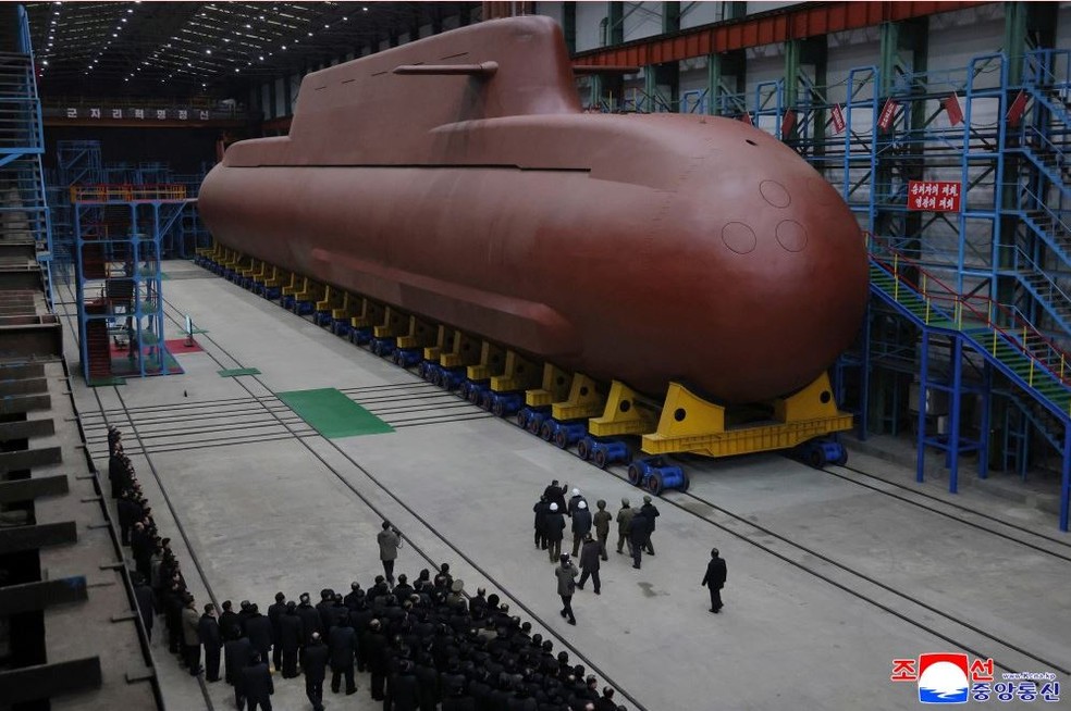 Submarino nuclear norte-coreano em imagem divulgada pela agência de noticias do país. — Foto: KCNA