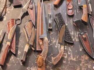 Cuteleiros reciclam materiais e criam facas únicas