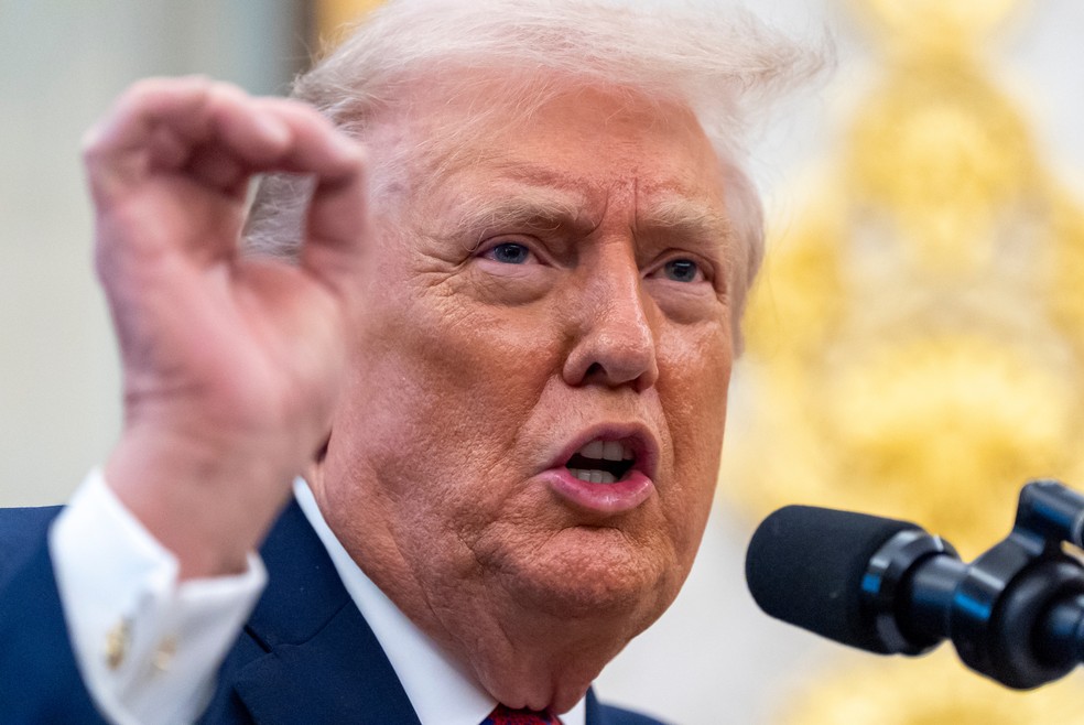 O presidente Donald Trump discursa durante a cerimônia de entrega da Medalha de Defesa da Fronteira Mexicana no Salão Oval da Casa Branca em 15 de dezembro de 2025 — Foto: AP Photo/Alex Brandon