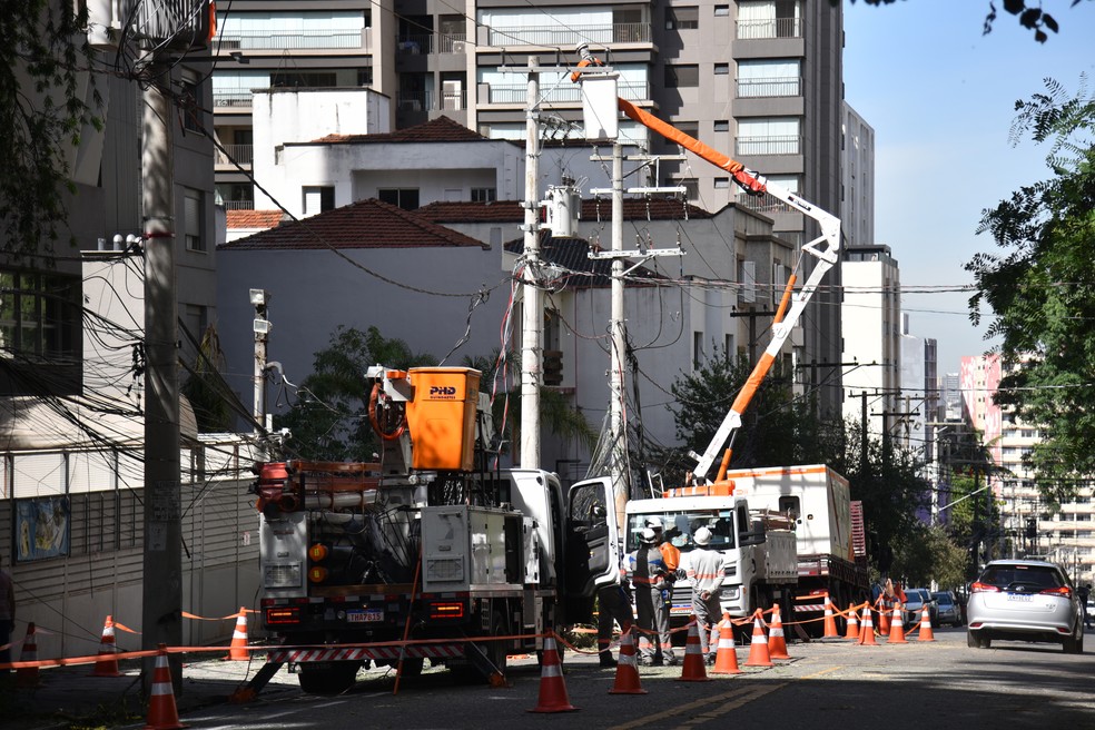 Bairros de São Paulo tem falta de luz pelo terceiro dia seguido devido ao vendaval que atingiu a cidade. Na foto funcionários da Enel trabalhando na Rua Eça de Queiroz, na Vila Mariana, nesta sexta feira (12). — Foto: Roberto Casimiro/Fotoarena/Estadão Conteúdo