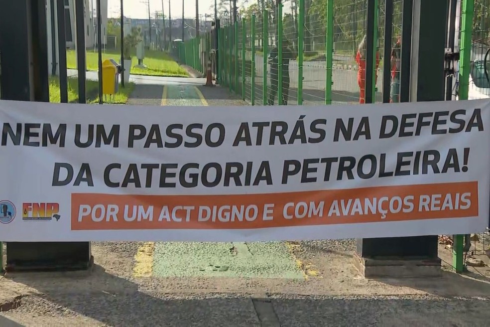 Greve dos trabalhadores da Petrobras em Cubatão (SP). — Foto: Fernando Skillo/AT