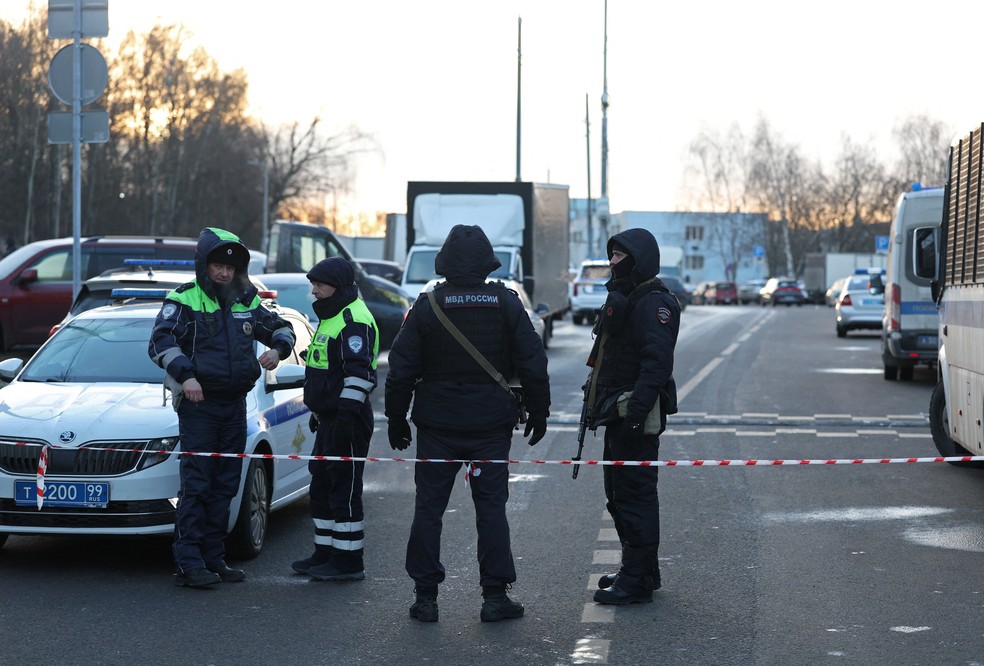 Agentes da lei bloqueiam a rua perto do local onde dois policiais de trânsito e outra pessoa foram mortos em uma explosão em Moscou — Foto: REUTERS/Ramil Sitdikov