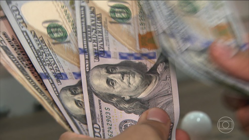 Cotação do dólar mostra menor confiança na economia brasileira devido a gastos e dívidas do governo — Foto: Jornal Nacional/ Reprodução