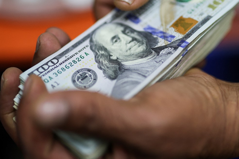 Notas de dólar. — Foto: Luisa Gonzalez/ Reuters