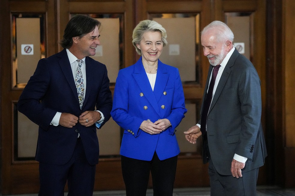Luis Lacalle Pou, Ursula von der Leyen e Luiz Inacio Lula da Silva durante cúpula em Montevidéu para anúncio de acordo do Mercosul com a União Europeia — Foto: Mariana Greif/Reuters