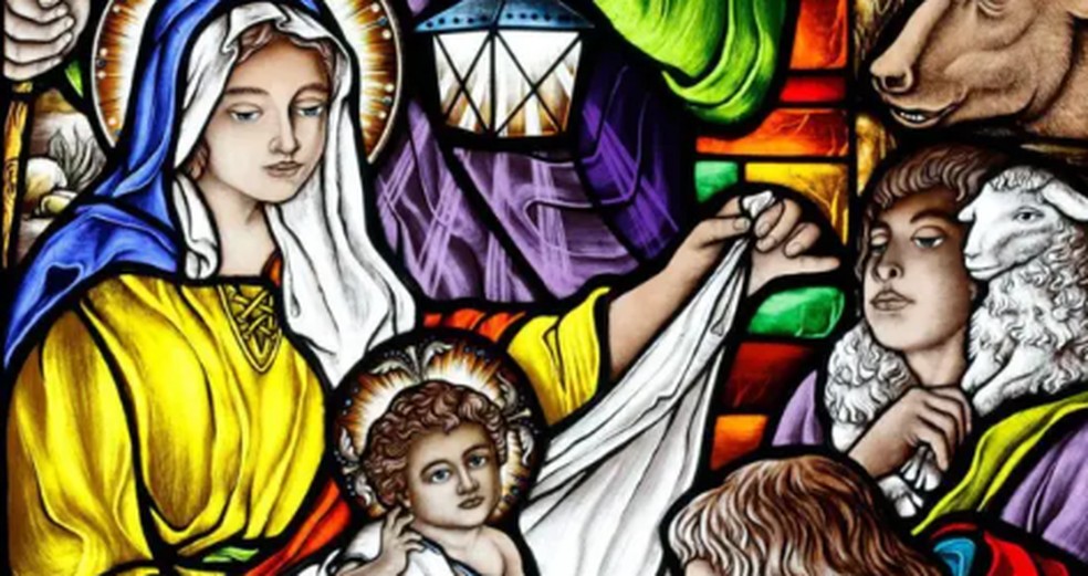 Vitral religioso retrata Maria com o menino Jesus, cercados por personagens bíblicos. — Foto: Getty Images/BBC