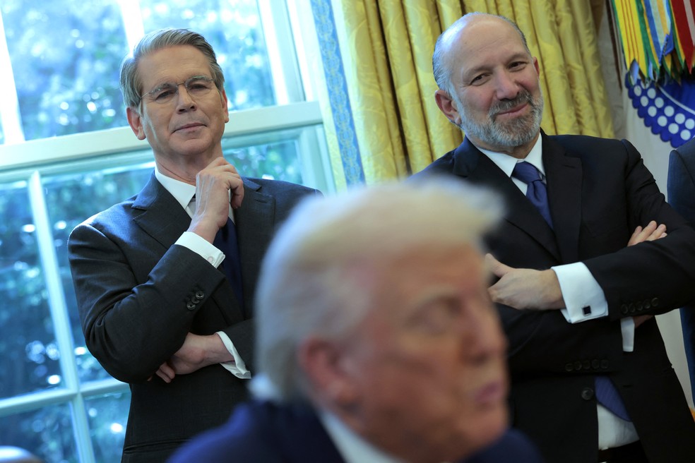 Secretário do comércio Howard Lutnick e secretário da tesouraria Scott Bessent no Salão Oval. — Foto: Anna Moneymaker / Getty Images via AFP