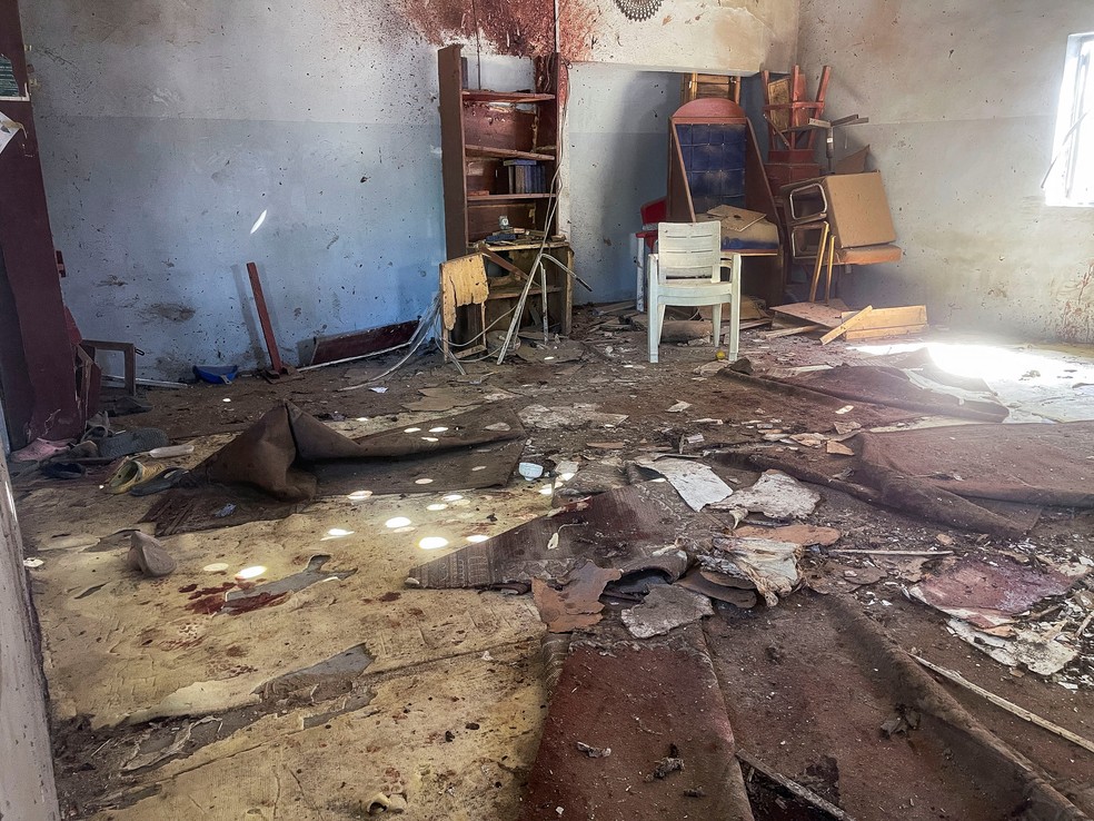 Destroços são vistos dentro da mesquita Al-Adum Jumaat um dia após explosão no local, em Maiduguri, estado de Borno, Nigéria — Foto: Ahmed Kingimi/Reuters