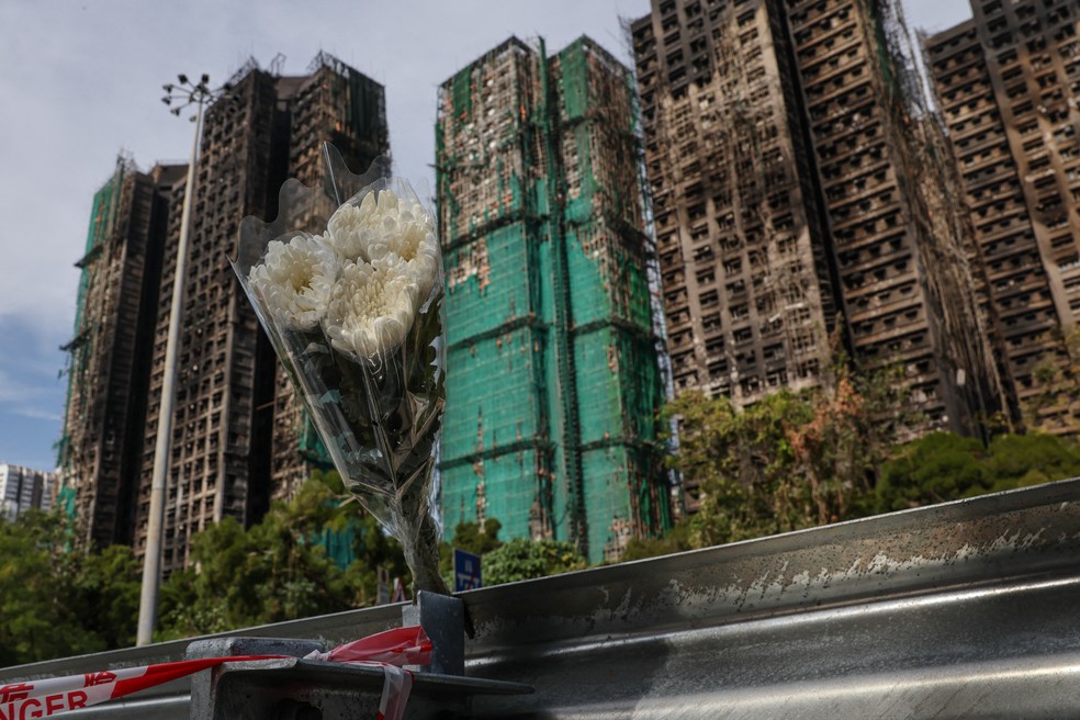 Buquê de flores é colocado no local do incêndio no conjunto habitacional Wang Fuk Court, em Tai Po, Hong Kong, em homenagem às vítimas — Foto: Reuters/Tyrone Siu