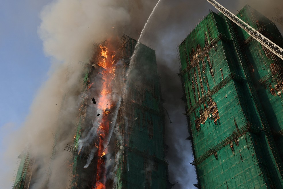 Incêndio de grandes proporções atinge conjunto de arranha-céus em Hong Kong em 26 de novembro de 2025. — Foto: REUTERS/Tyrone Siu
