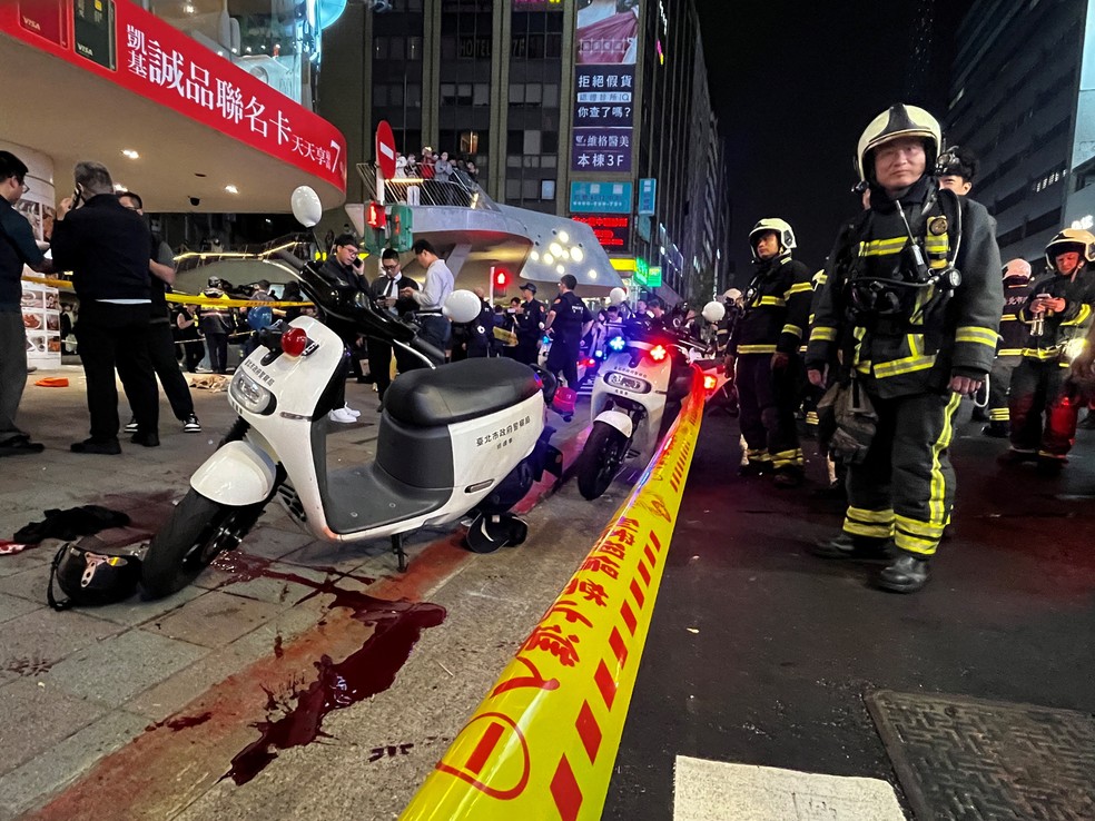 Homem armado com faca ataca pessoas aleatoriamente em Taipei e mata três — Foto: Ann Wang/Reuters