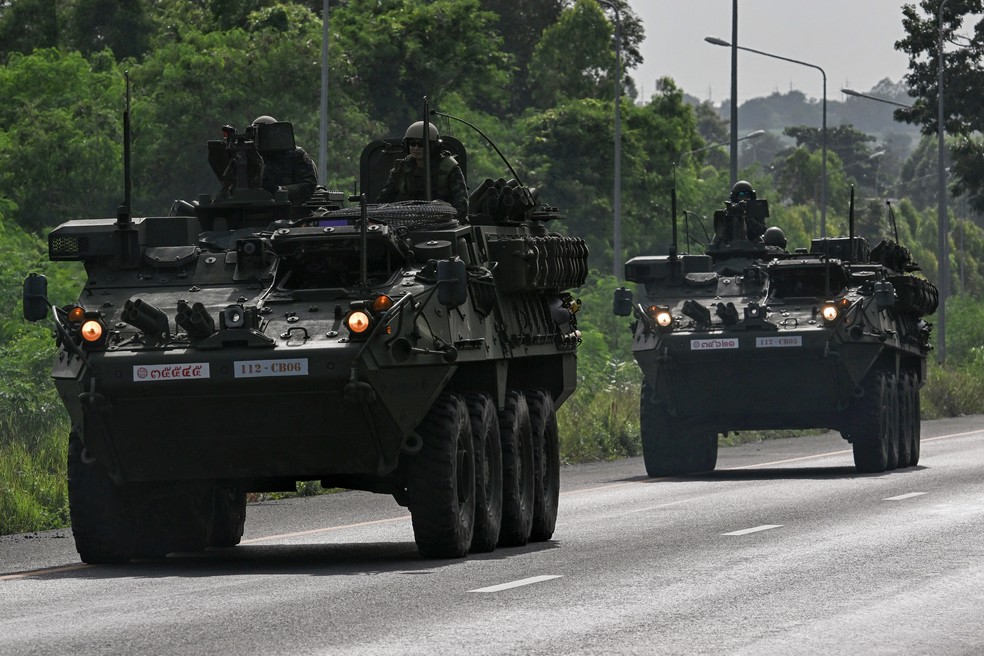Soldados do Exército da Tailândia andam em veículos blindados em uma estrada na província de Chachoengsao, perto da fronteira com o Camboja, em 24 de julho de 2025. — Foto: Lillian Suwanrumpha/AFP