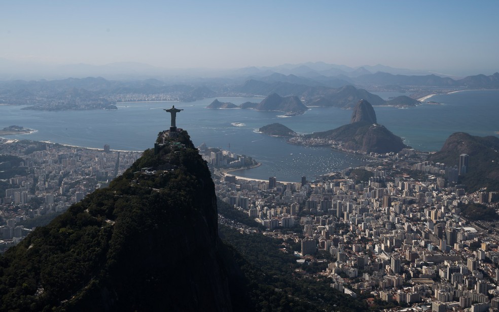 A estátua do Cristo Redentor, no Rio de Janeiro, é vista em frente ao morro do Pão de Açúcar e da Baía de Guanabara. — Foto: Felipe Dana/AP