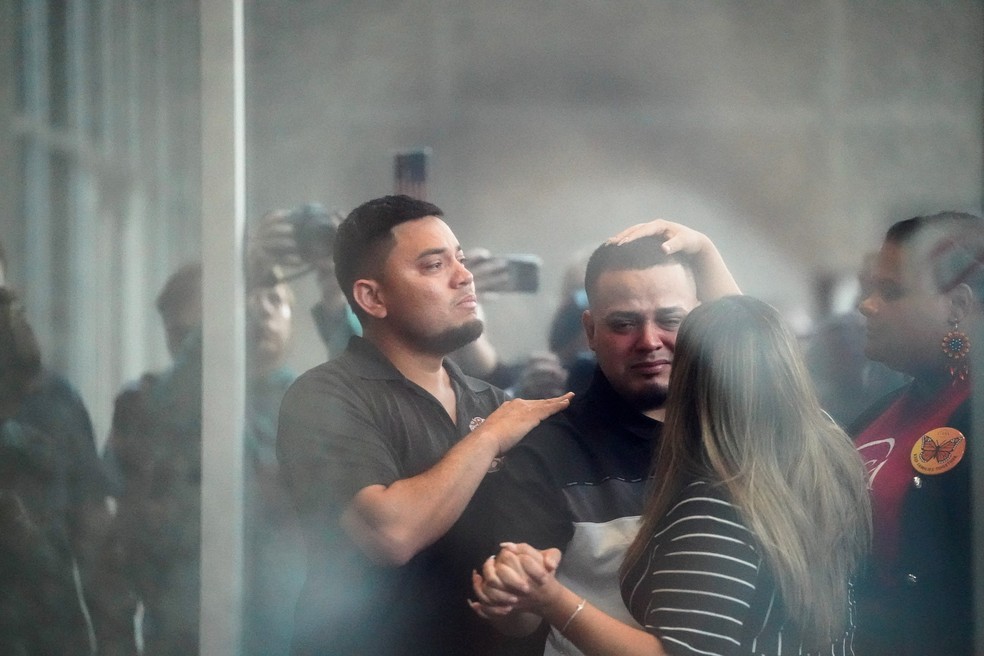 Kilmar Abrego Garcia, imigrante deportado por engano pelo governo Trump, apresenta-se ao escritório do Serviço de Imigração e Alfândega (ICE) dos Estados Unidos em 25 de agosto de 2025. — Foto: REUTERS/Elizabeth Frantz