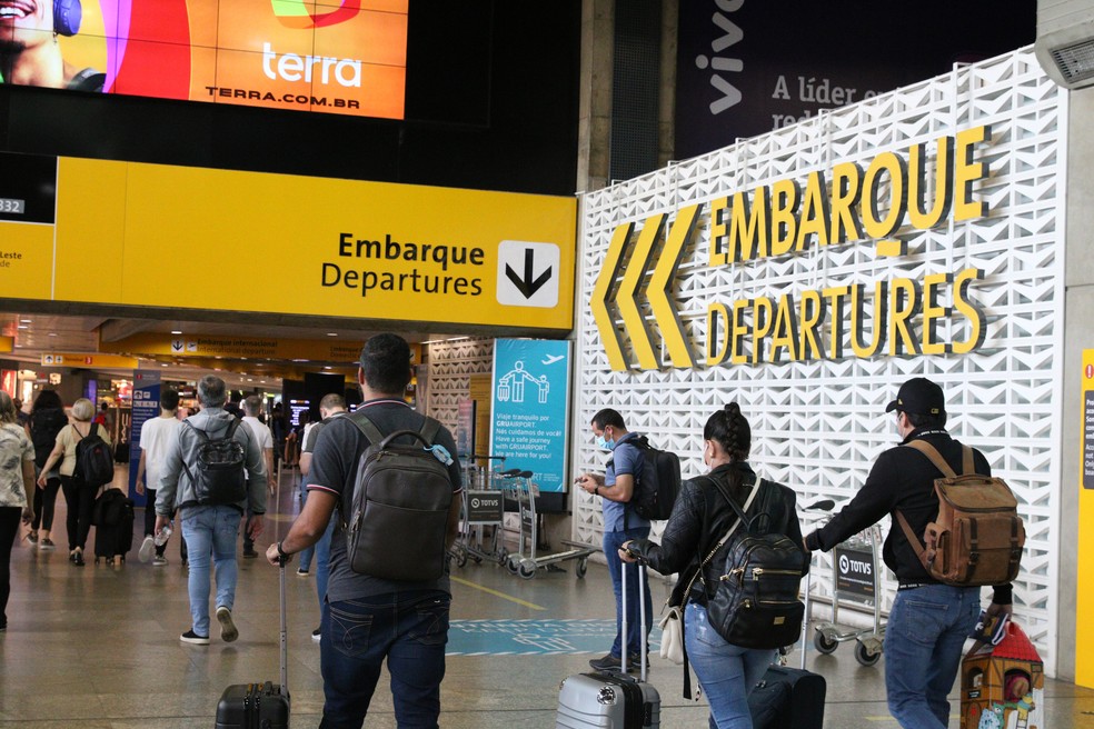 Passageiros no terminal 2 do Aeroporto Internacional de Guarulhos. — Foto: Rovena Rosa/Agência Brasil
