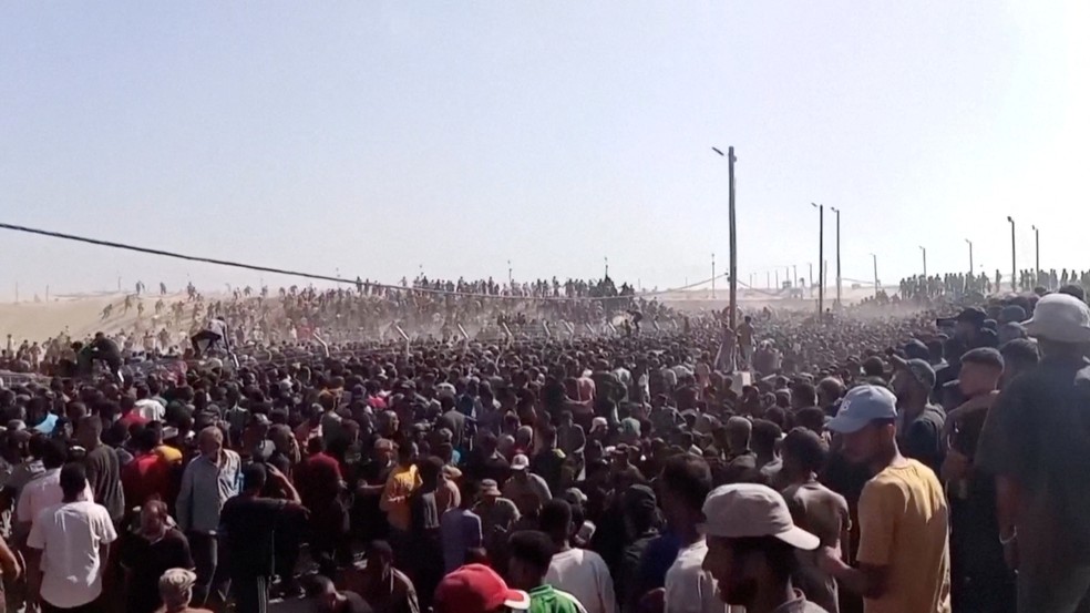 Multidão de palestinos na fila para receber caixas de ajuda, em Rafah, no sul da Faixa de Gaza — Foto: Reuters TV/via REUTERS