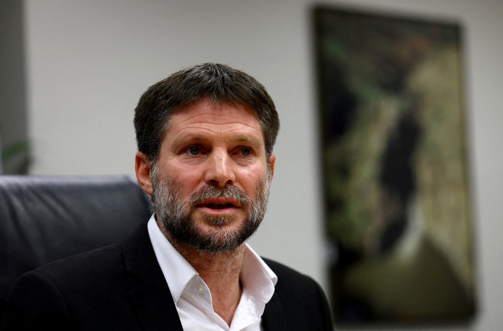 O ministro das Finanças de Israel, Bezalel Smotrich, durante uma coletiva de imprensa sobre a expansão dos assentamos de Israel — Foto: Reuters/Ronen Zvulun/File Photo