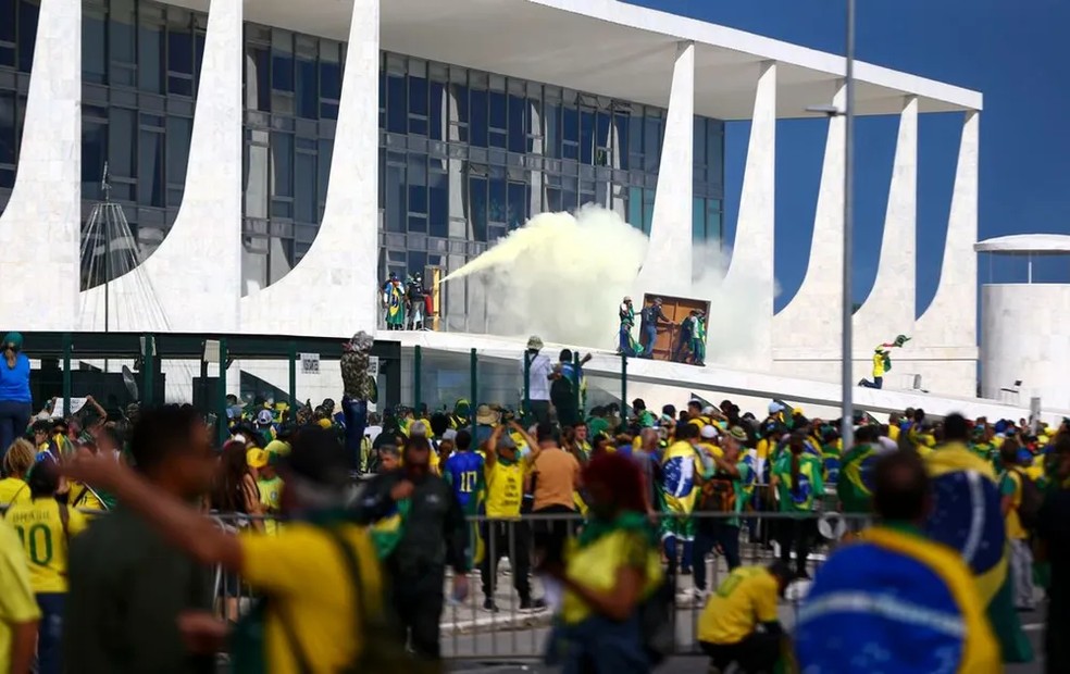 Grupo em atos golpistas em Brasília (DF) em 8 de janeiro de 2023 — Foto: Marcelo Camargo/Agência Brasil