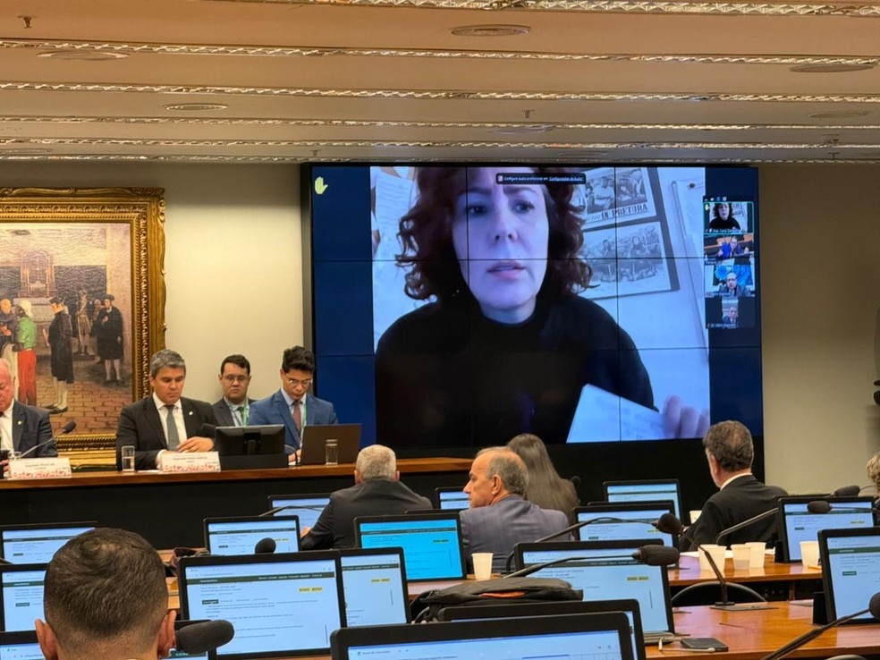 Presa na Itália, Carla Zambelli participa remotamente de reunião da CCJ da Câmara que discute a sua cassação — Foto: Kevin Lima/g1