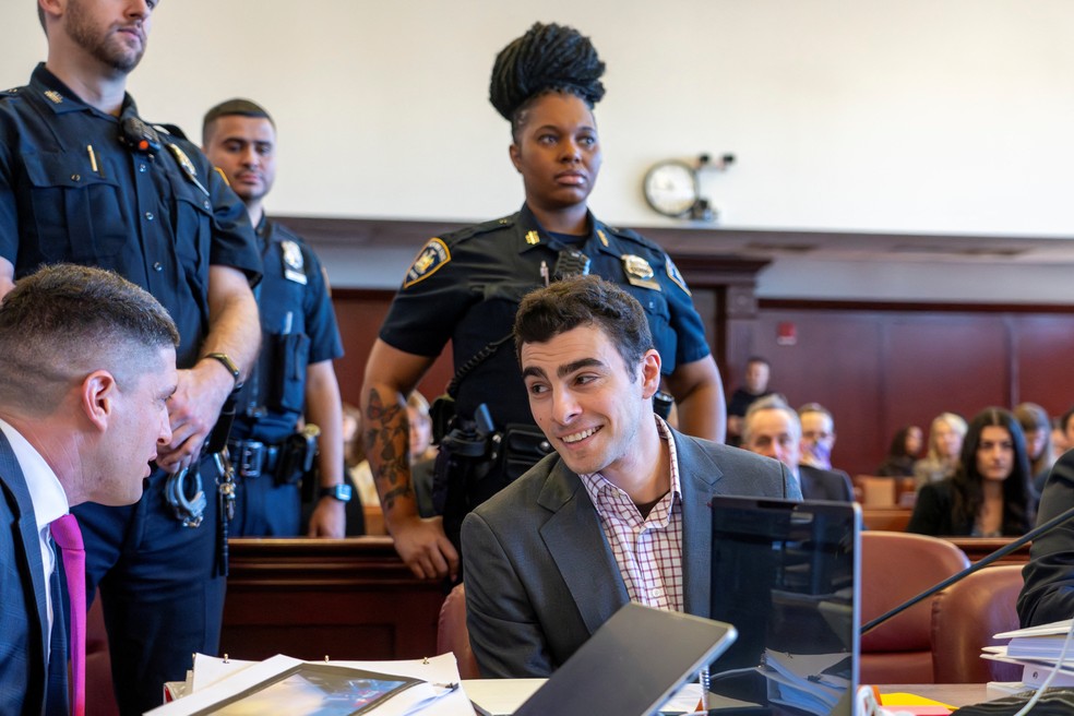 Luigi Mangione durante audiência em tribunal de Nova York, em 1º de dezembro de 2025. — Foto: Steven Hirsch/Pool via REUTERS