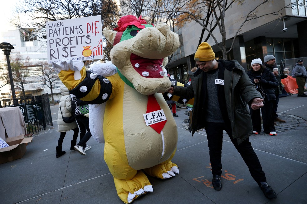 Fã de Luigi Mangione com fantasia de Bowser protesta em frente a tribunal em Nova York em 1º de dezembro de 2025. — Foto: REUTERS/Mike Segar