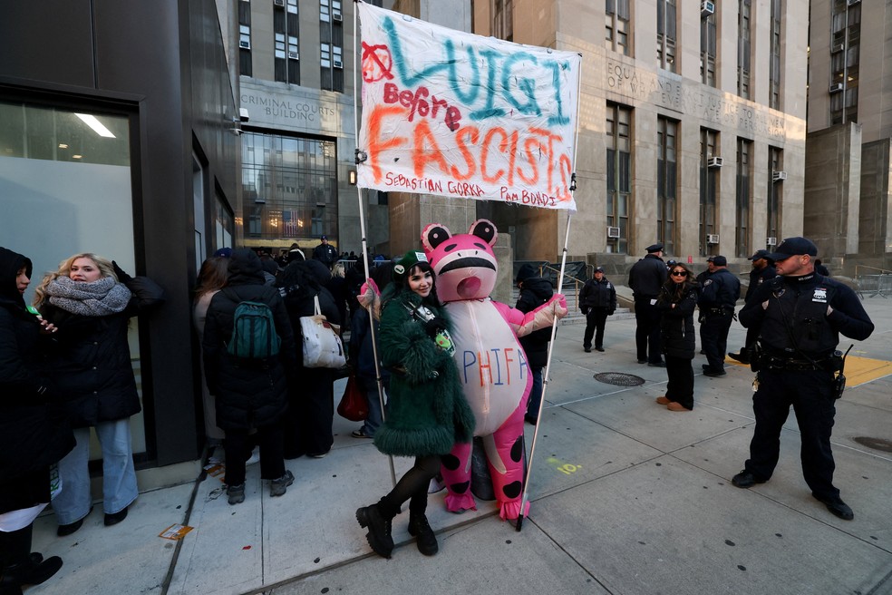 Fãs de Luigi Mangione protestam em frente a tribunal em Nova York em 1º de dezembro de 2025. — Foto: REUTERS/Mike Segar