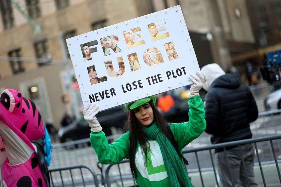 Fãs de Luigi Mangione protestam em frente a tribunal em Nova York em 1º de dezembro de 2025. — Foto: REUTERS/Mike Segar