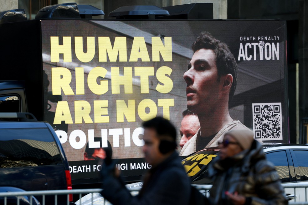 Fãs de Luigi Mangione protestam em frente a tribunal em Nova York em 1º de dezembro de 2025. — Foto: REUTERS/Mike Segar