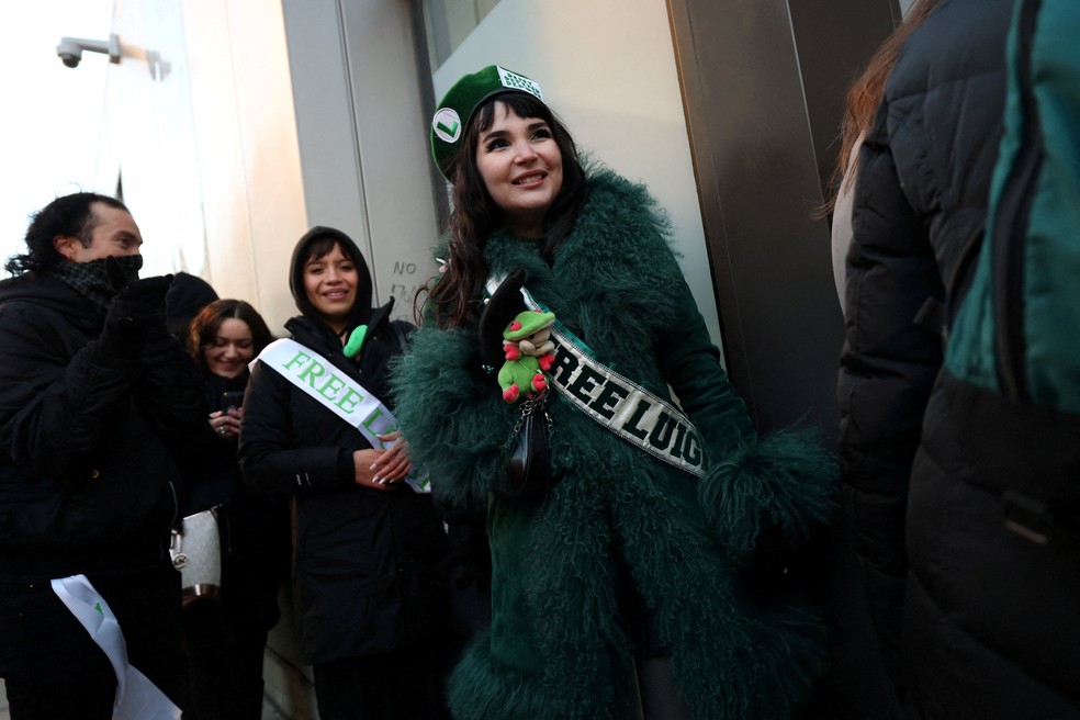 Fãs de Luigi Mangione protestam em frente a tribunal em Nova York em 1º de dezembro de 2025. — Foto: REUTERS/Mike Segar