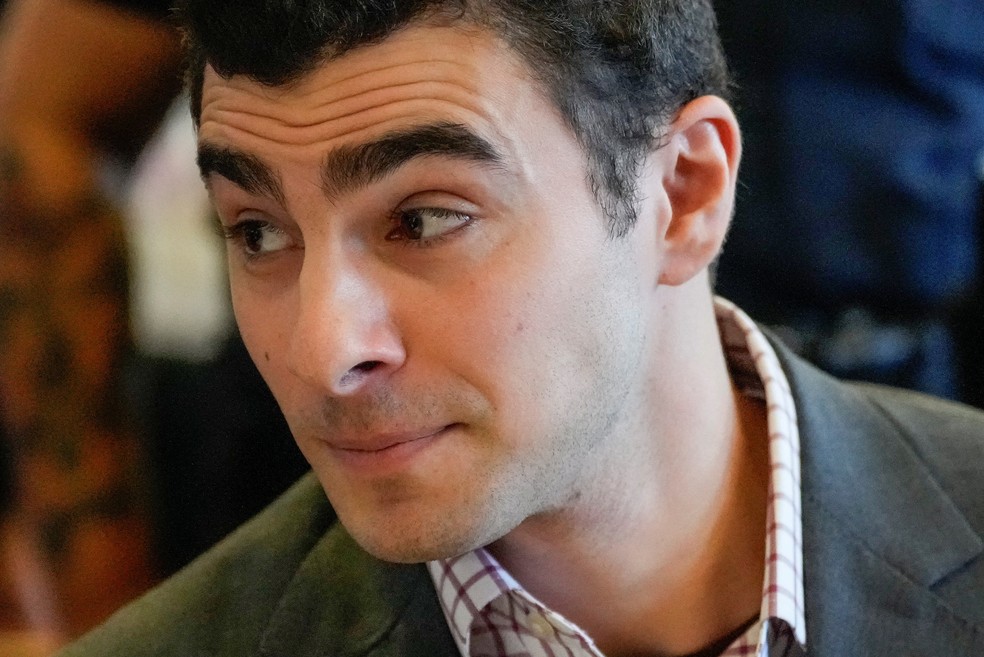 Luigi Mangione durante audiência em tribunal de Nova York, em 1º de dezembro de 2025. — Foto: Yuki Iwamura/ Reuters