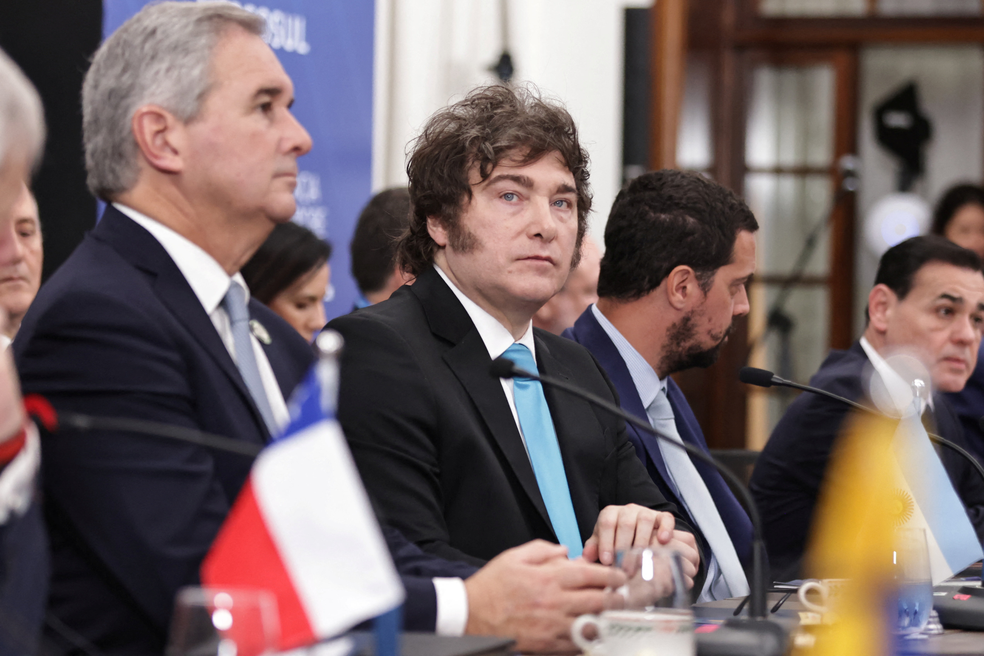Presidente da Argentina, Javier Milei, participa de uma reunião durante a cúpula do Mercosul em Foz do Iguaçu, Brasil, em 20 de dezembro de 2025. — Foto: REUTERS/Kiko Sierich