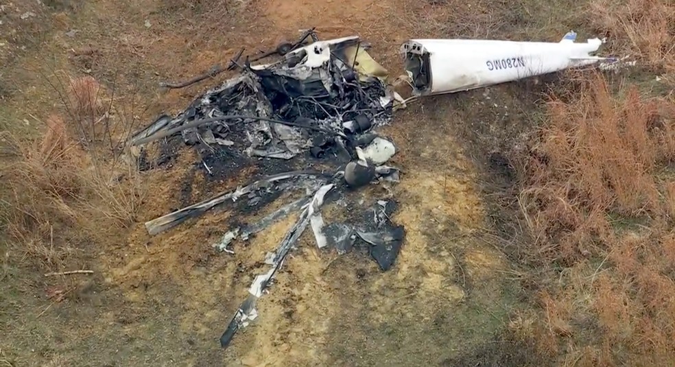 Helicóptero pegou fogo após bater com outra aeronave e cair nos EUA, em 28 de dezembro de 2025 — Foto: WPVI-TV/6ABC via AP