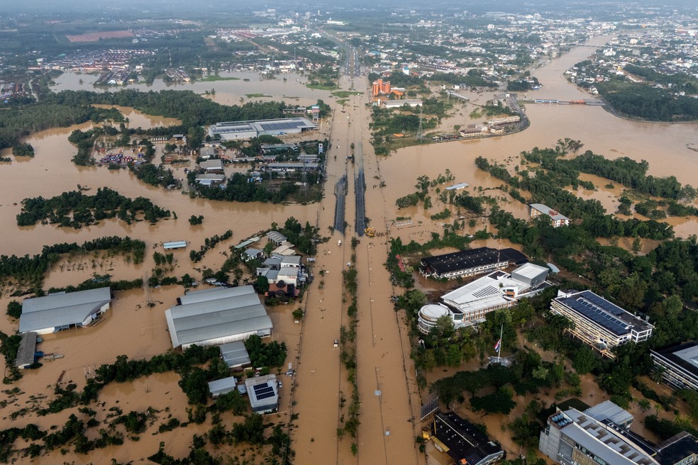Uma imagem feita por drone mostra uma área alagada no distrito de Hat Yai, na Tailândia — Foto: REUTERS/Athit Perawongmetha