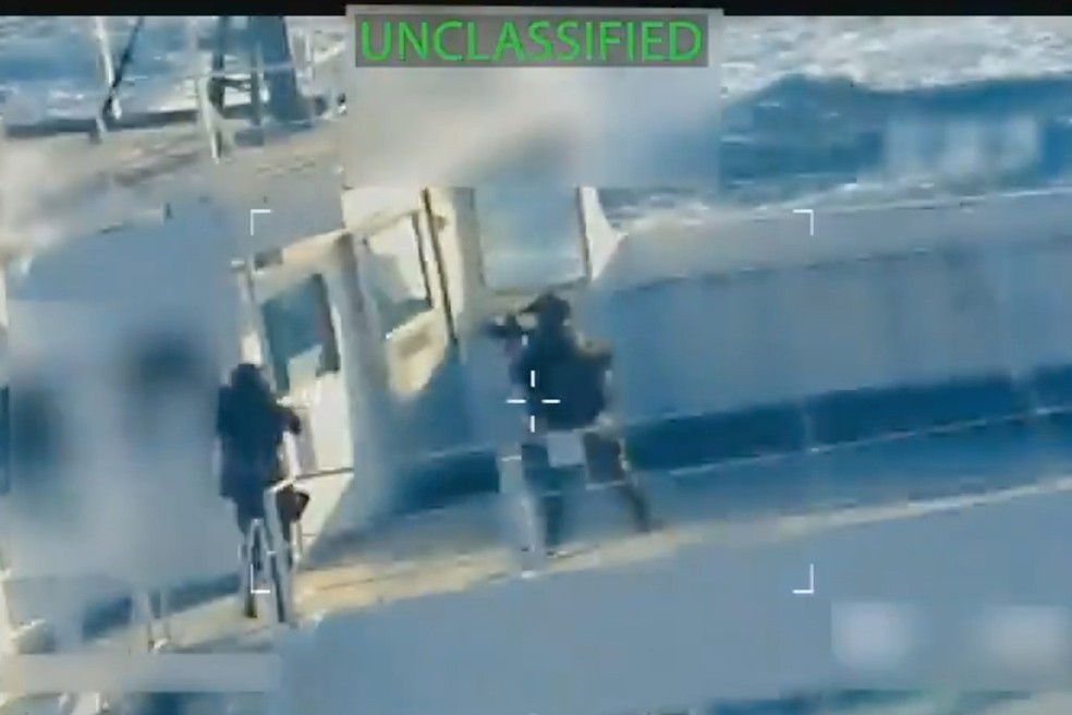 Momento em que militares dos EUA abordam navio petroleiro da Venezuela, em 10 de dezembro de 2025. — Foto: Procuradoria-geral dos EUA via AP