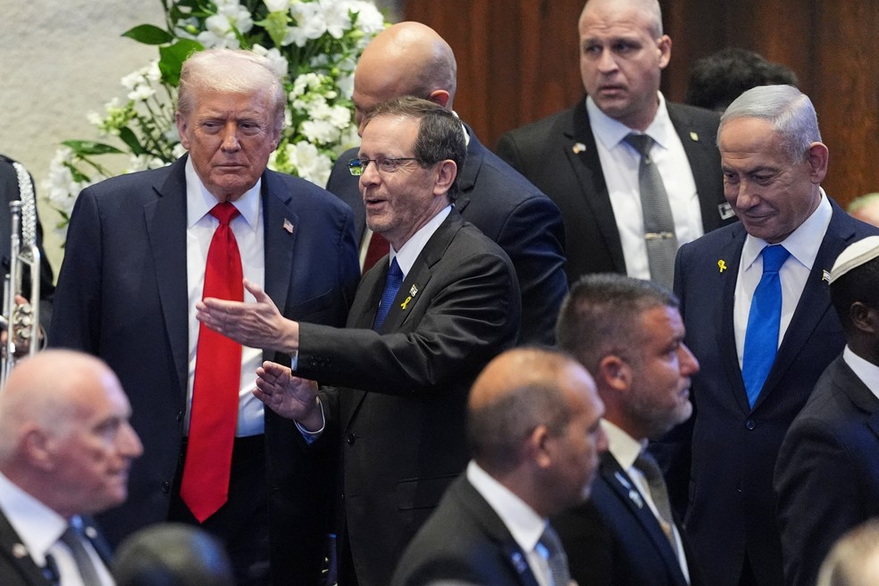 Donald Trump, presidente de Israel Isaac Herzog e premiê Benjamin Netanyahu, no Knesset, em 13 de outubro de 2025 — Foto: Evan Vucci/Pool via REUTERS