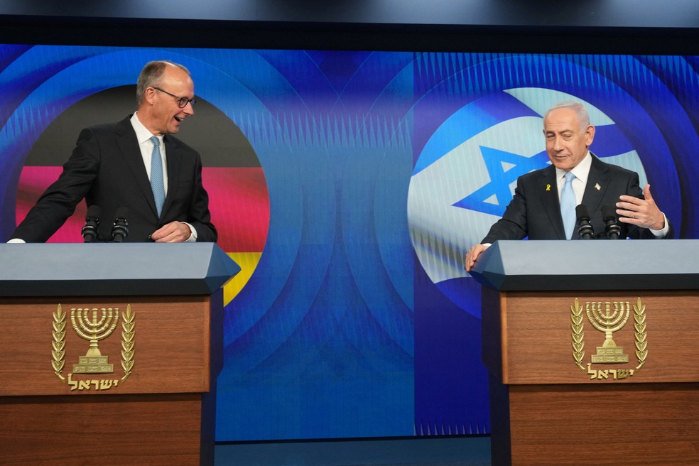 O chanceler da Alemanha, Friedrich Merz, e o primeiro-ministro da Israel, Benjamin Netanyahu, durante entrevista coletiva à imprensa em 7 de dezembro de 2025. — Foto: Ariel Schalit/ Reuters