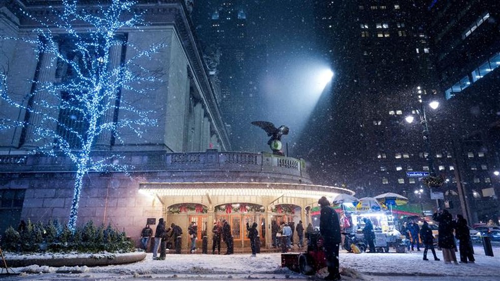 Área em frente à estação Grand Central, em Nova York, coberta de neve na noite de 26 de dezembro de 2025 — Foto: Adam Gray/Reuters