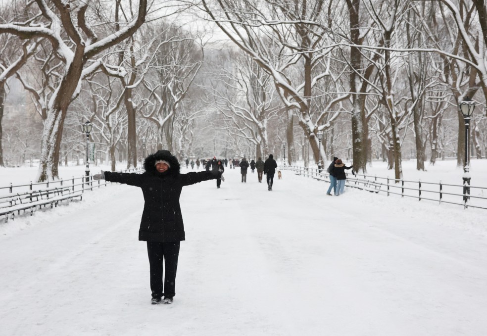 Pessoas caminham no Central Park, em Nova York, em meio a uma nevasca que cobriu a cidade na manhã de 27 de dezembro de 2025 — Foto: AFP