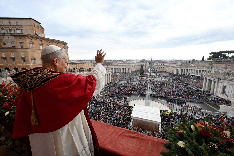 O Papa Leão XIV gesticula no dia em que profere o tradicional discurso de Natal "Urbi et Orbi" à cidade e ao mundo, da varanda principal da Basílica de São Pedro, no Vaticano, em 25 de dezembro de 2025. — Foto: Vatican Media/Simone Risoluti/Divulgação via REUTERS.