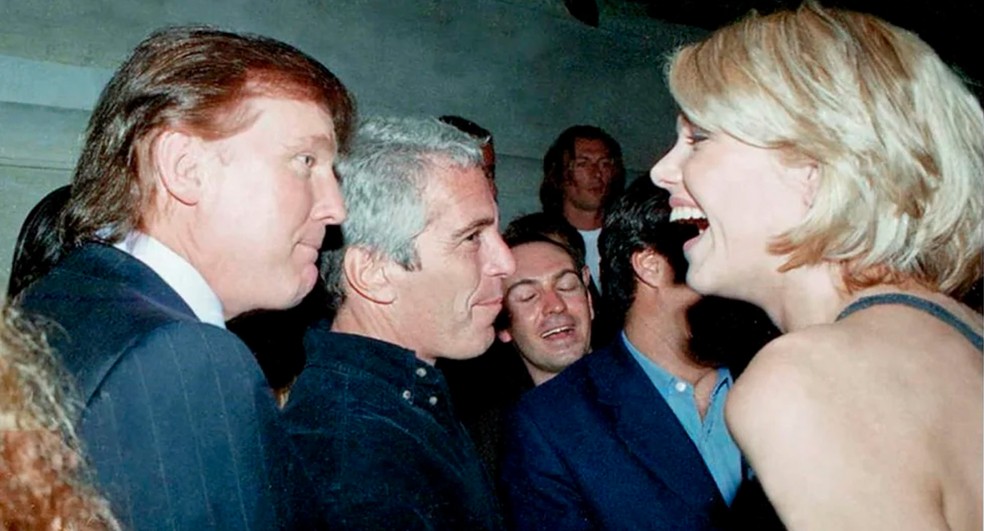 Donald Trump com Jeffrey Epstein — Foto: Comissão de Supervisão da Câmara / Divulgação