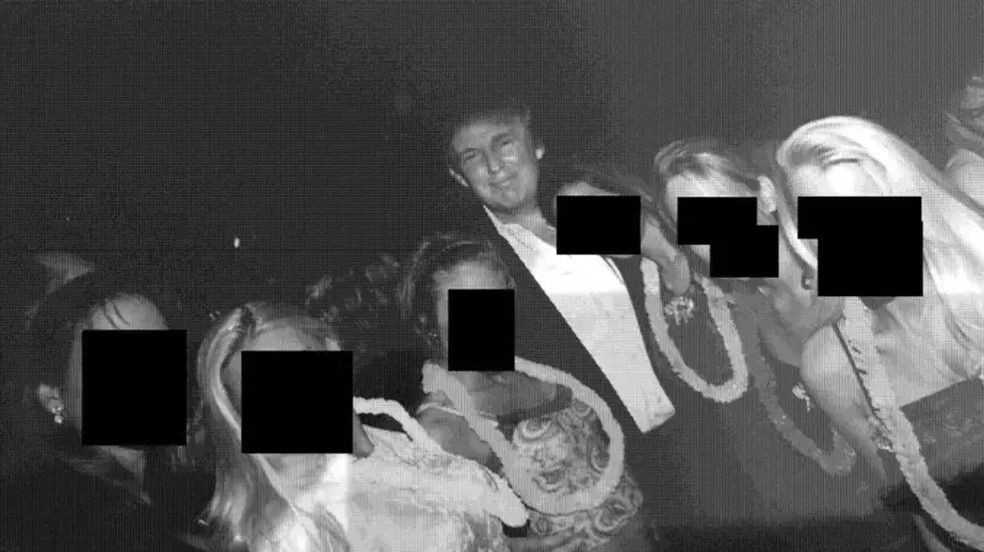 Donald Trump cercado por mulheres em foto do acervo de Epstein — Foto: Comissão de Supervisão da Câmara / Divulgação