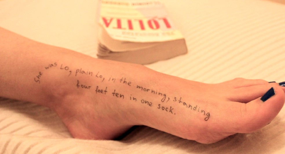 Trecho do livro Lolita escrito no corpo de mulher faz parte de fotos do espólio de Jeffrey Epstein — Foto: Comissão de Supervisão da Câmara dos EUA / Divulgação