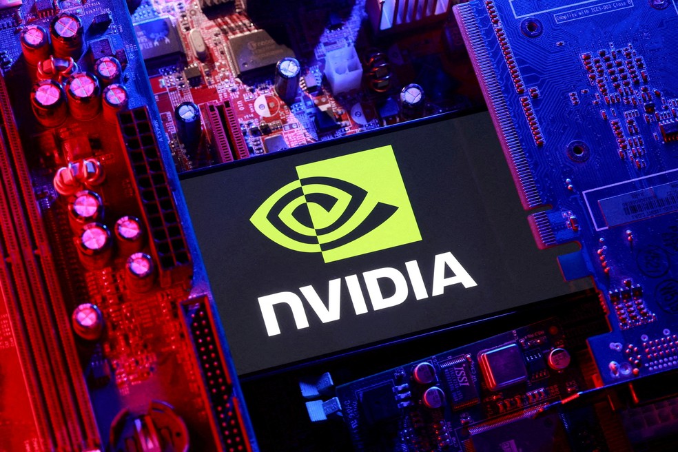 Ilustração mostra o logotipo da NVIDIA e a placa-mãe do computador — Foto: REUTERS/Dado Ruvic/Ilustração