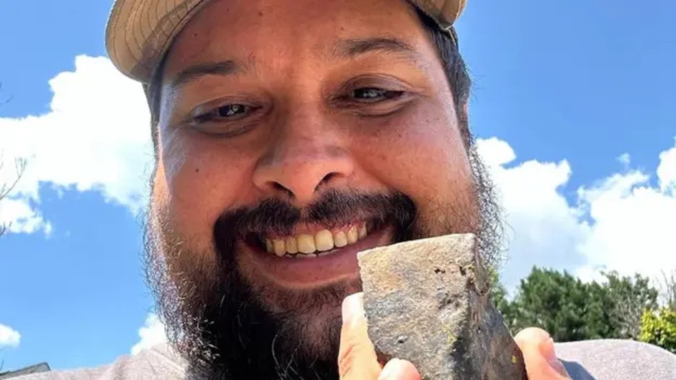 Roberto Vargas deixou o trabalho como terapeuta de saúde mental para viajar pelo mundo em busca de meteoritos — Foto: BBC/ Reprodução