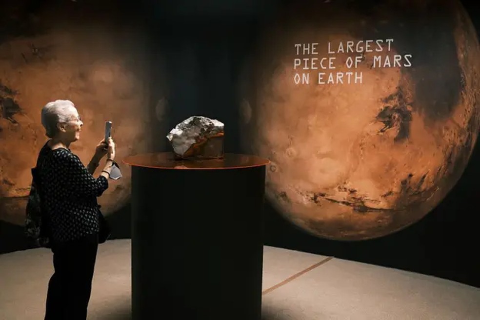 Em julho, um meteorito marciano descoberto no Níger foi leiloado por cerca de R$ 21,5 milhões em Nova York — Foto: GETTY IMAGES