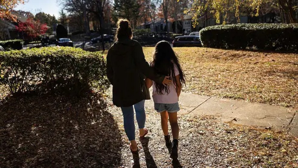 Cada vez mais, famílias sem documentos ou com situação migratória mista estão buscando tutores temporários para seus filhos. — Foto: BBC/Getty Images